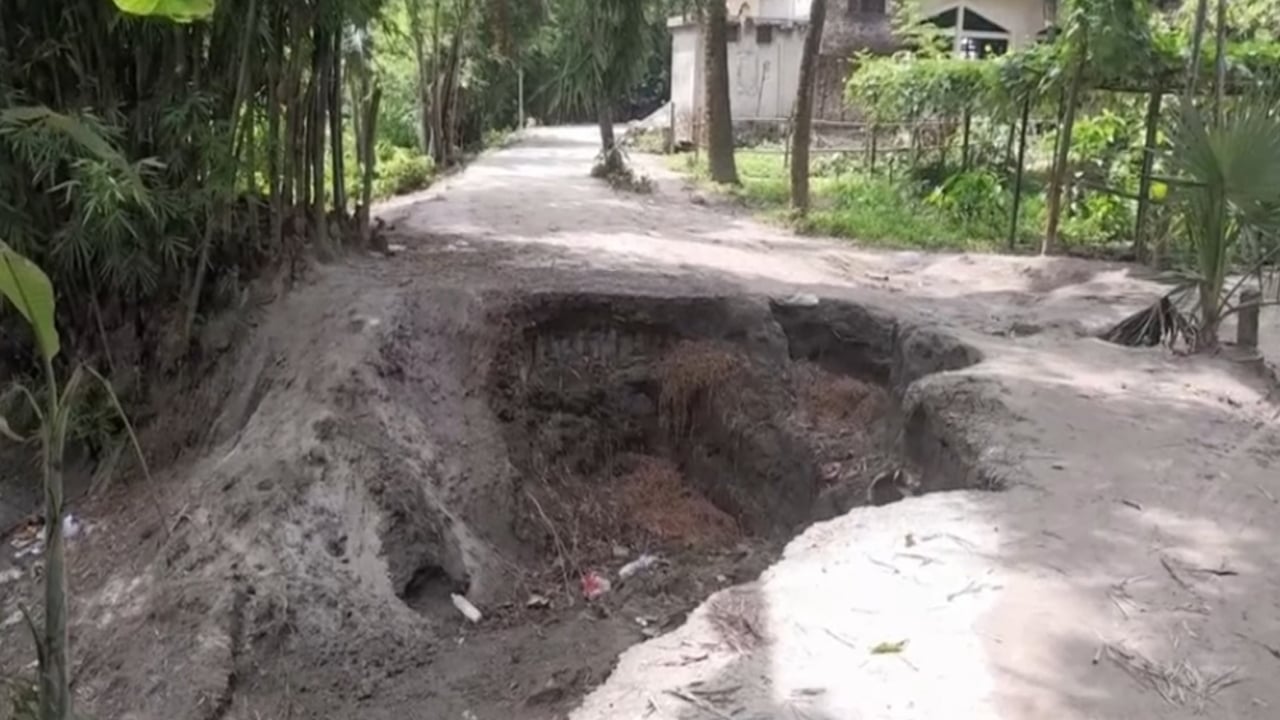 রাজিবপুরে রাস্তায় গর্ত, সংস্কারের অভাবে যাতায়াতে ভোগান্তি