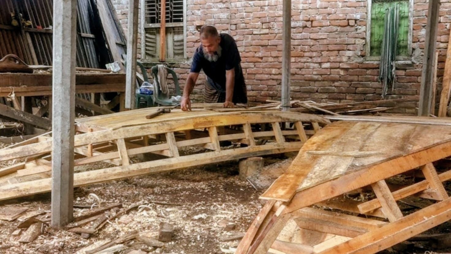 চলনবিলে বর্ষার পানিতে ফিরেছে ডিঙি নৌকার দিন