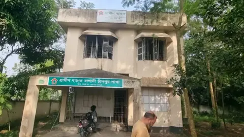 চাঁদপুরে গ্রামীণ ব্যাংকের শাখায় আগুন
