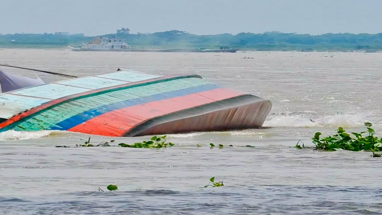 মেঘনায় সাড়ে ৪ হাজার বস্তা সিমেন্টসহ ট্রলার ডুবি 