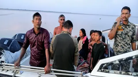 চাঁপাইনবাবগঞ্জে নৌকাডুবিতে নিখোঁজ ১১ জনকে ভারতে উদ্ধার