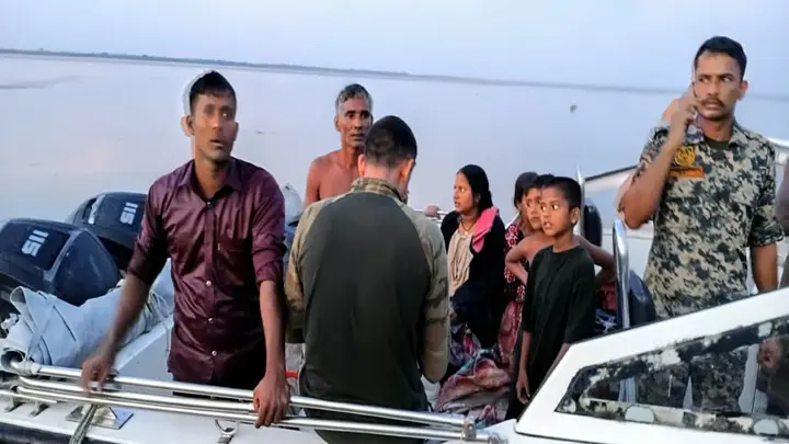 চাঁপাইনবাবগঞ্জে নৌকাডুবিতে নিখোঁজ ১১ জনকে ভারতে উদ্ধার