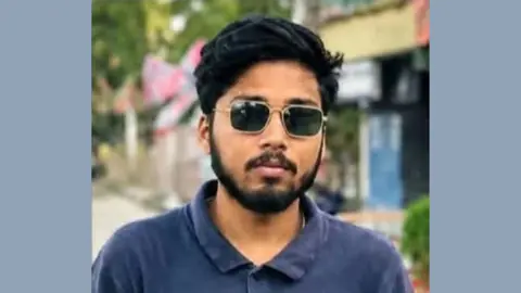 
চাটমোহরে বাল্ব লাগাতে গিয়ে প্রাণ গেল গৃহকর্তার