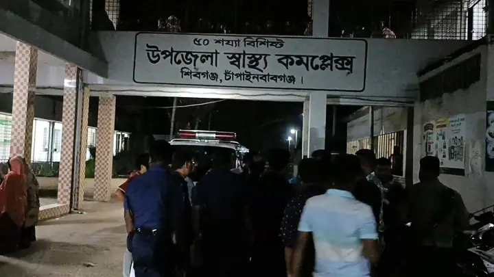 শিবগঞ্জে গরুবোঝাই ভটভটি খাদে, বাবা-ছেলেসহ নিহত ৩