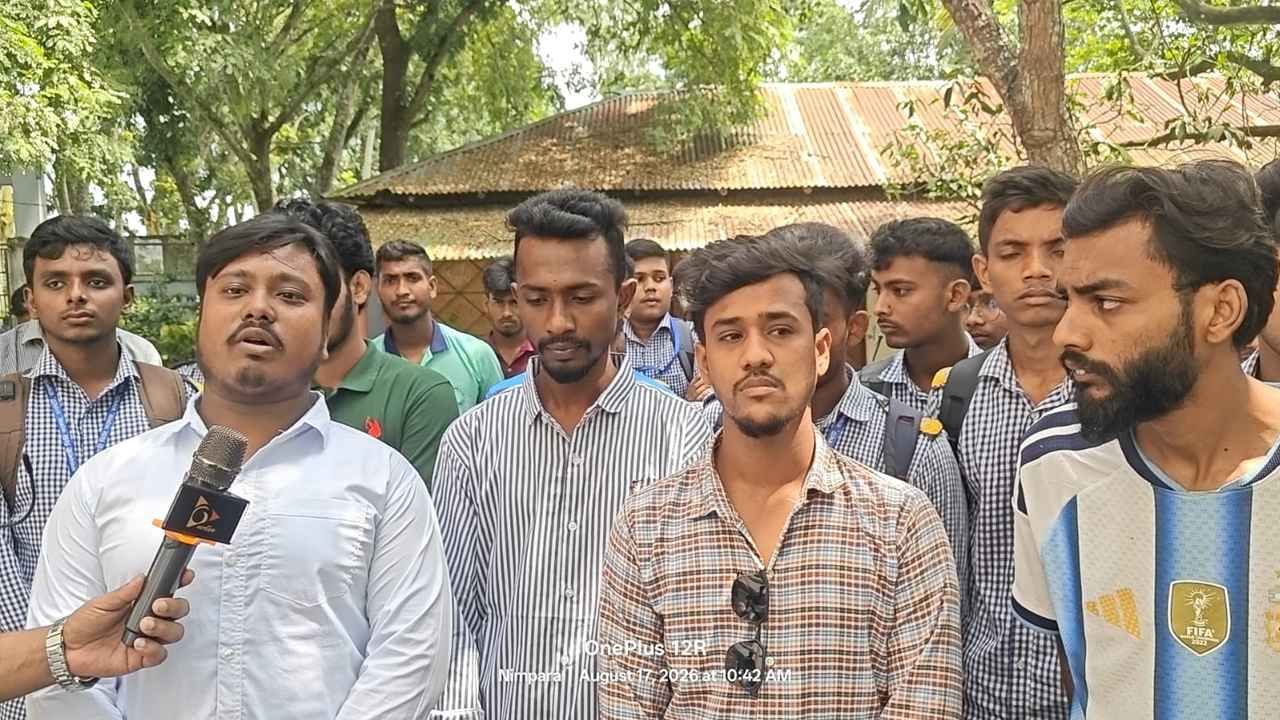 সোশ্যাল মিডিয়ায় শিক্ষিকার পোস্ট ঘিরে উত্তেজনা, অতিরিক্ত পুলিশ মোতায়েন