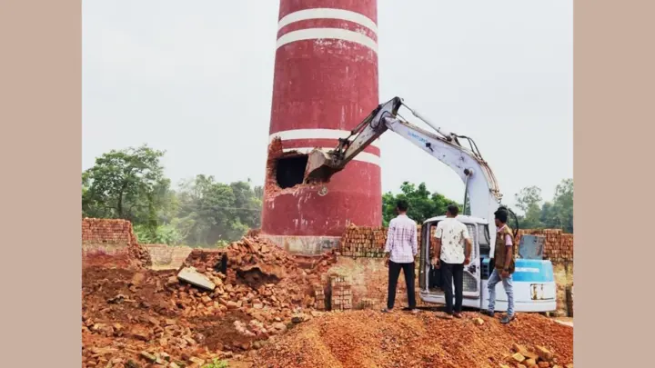 মেলান্দহে অবৈধ ইটভাটায় অভিযান, চিমনি গুঁড়িয়ে দিল প্রশাসন
