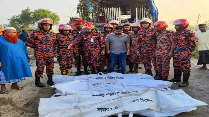 ঢাকা-মাওয়া এক্সপ্রেসওয়ে যাত্রীবাহী বাস খাদে পড়ে নিহত ৩ আহত ১৬