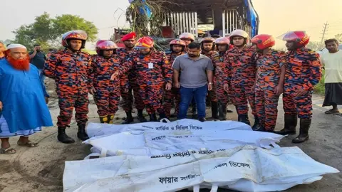 ঢাকা-মাওয়া এক্সপ্রেসওয়ে যাত্রীবাহী বাস খাদে পড়ে নিহত ৩ আহত ১৬

