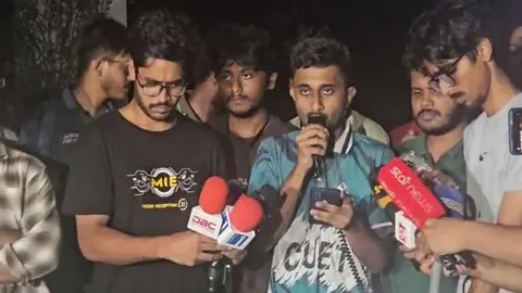 অবরুদ্ধ ভিসি পদত্যাগ করলেই  তালা খুলবেন চুয়েট শিক্ষার্থীরা
