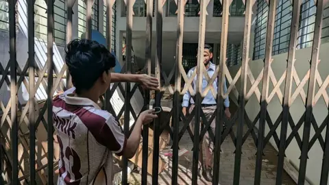 কুয়েটে সরিয়েছিলেন শিক্ষার্থীরা, এবার আটকে রাখলেন চুয়েটে 