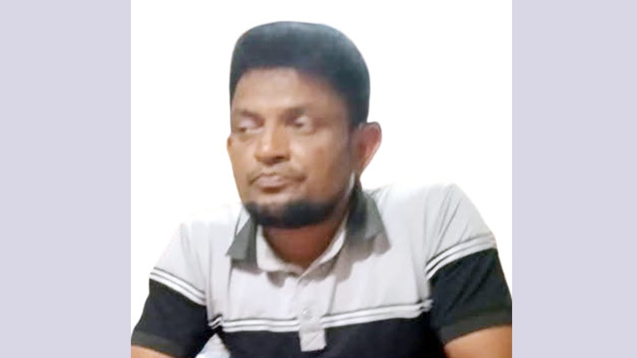 ১০ বছর বয়স কমিয়ে চাকরি নিয়েছেন কলেজের অফিস সহায়ক
