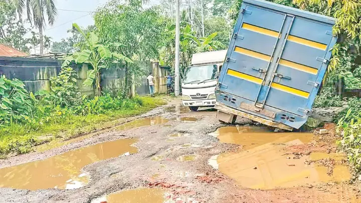চৌদ্দগ্রাম-লাকসাম সড়ক খানাখন্দে ভরা
