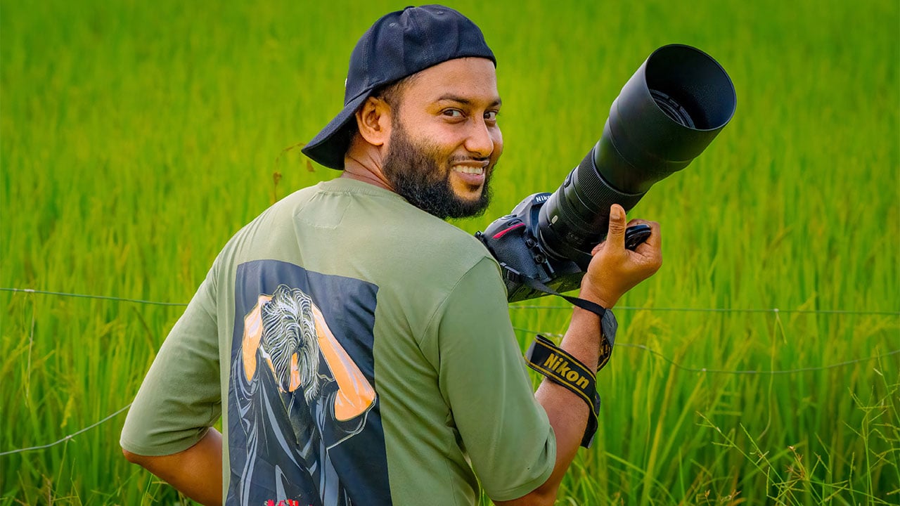 ছবিতে মুগ্ধতা ছড়াচ্ছেন সাদিক খান
