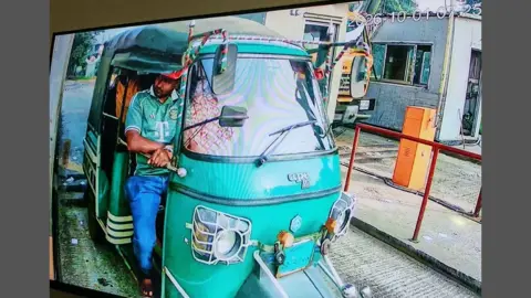 স্কুলশিক্ষিকাকে অস্ত্রের মুখে জিম্মি করে ছিনতাই