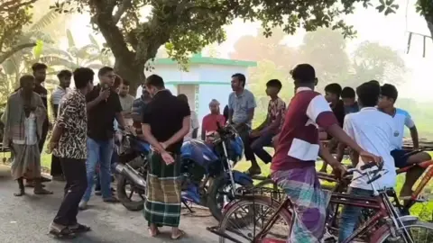 গাংনীতে অস্ত্র ঠেকিয়ে ভ্যান ছিনতাই 