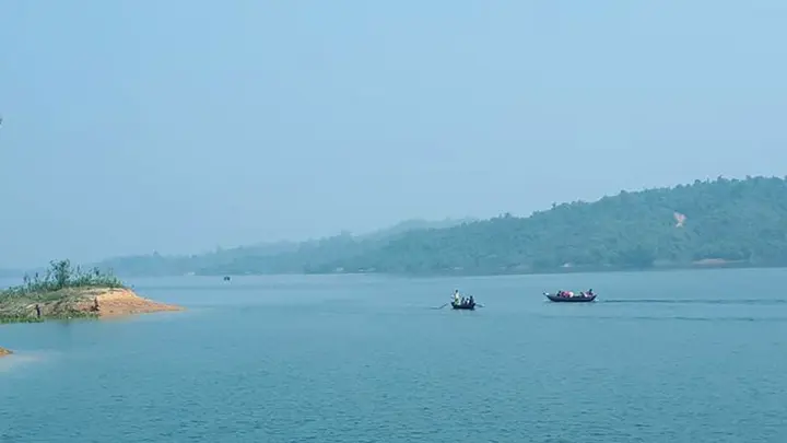 ছেড়ে দেওয়া হচ্ছে কাপ্তাই লেকের পানি, সামনে সংকটের আশঙ্কা