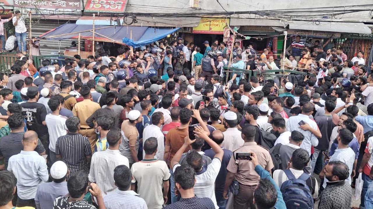 ঘটনাস্থলে উৎসুক জনতার ভিড়। ছবি: আমার দেশ