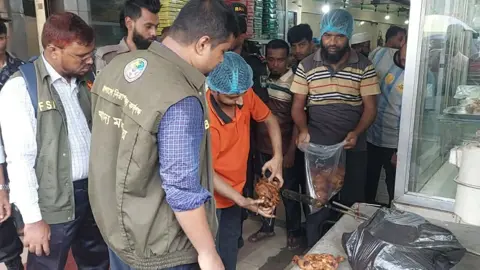 পচা-বাসি খাবার বিক্রির অভিযোগে ৩ খাবার হোটেলকে ১০ লাখ টাকা জরিমানা