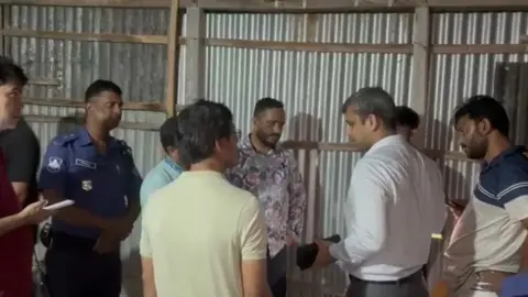 অবৈধ মজুতের সার জব্দ, জামায়াত নেতাকে জরিমানা
