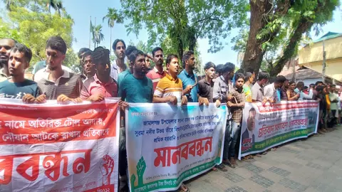 নৌপথে চাঁদাবাজি বন্ধের দাবিতে ইউএনও কার্যালয় ঘেরাও করে মানববন্ধন