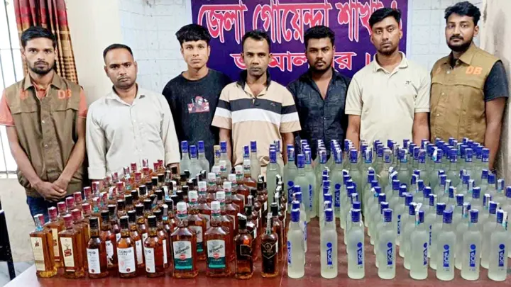  ২১৭ বোতল ভারতীয় মদ জব্দ, ছাত্রদল নেতাসহ আটক ৫
