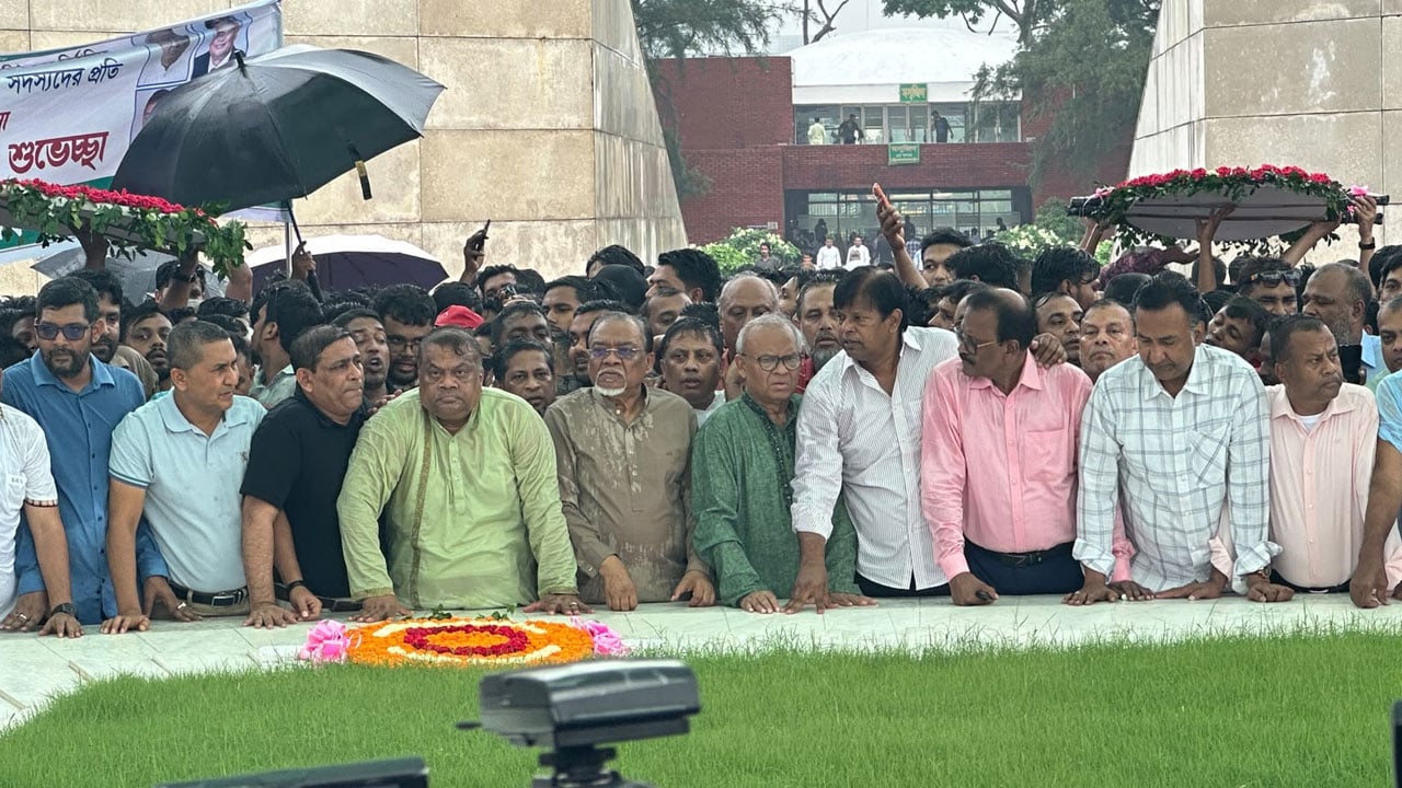জিয়ার মাজারে বিএনপির নবনির্বাচিত ৪ স্থায়ী কমিটির সদস্যের শ্রদ্ধা