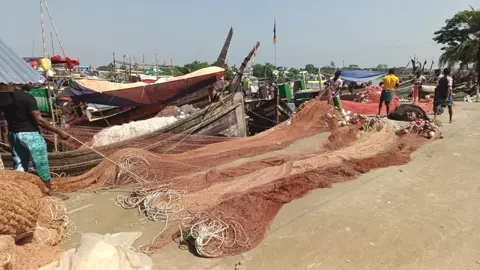 মধ্যরাত থেকে ইলিশ ধরার ওপর ২২ দিনের নিষেধাজ্ঞা, ঘাটে ফিরছেন উপকূলের জেলেরা
