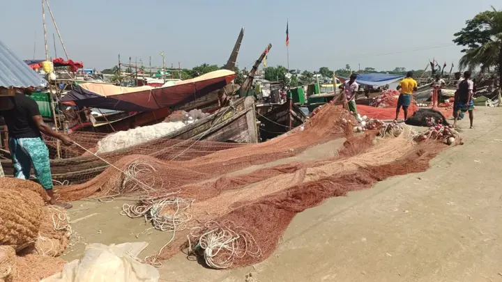 মধ্যরাত থেকে ইলিশ ধরার ওপর ২২ দিনের নিষেধাজ্ঞা, ঘাটে ফিরছেন উপকূলের জেলেরা

