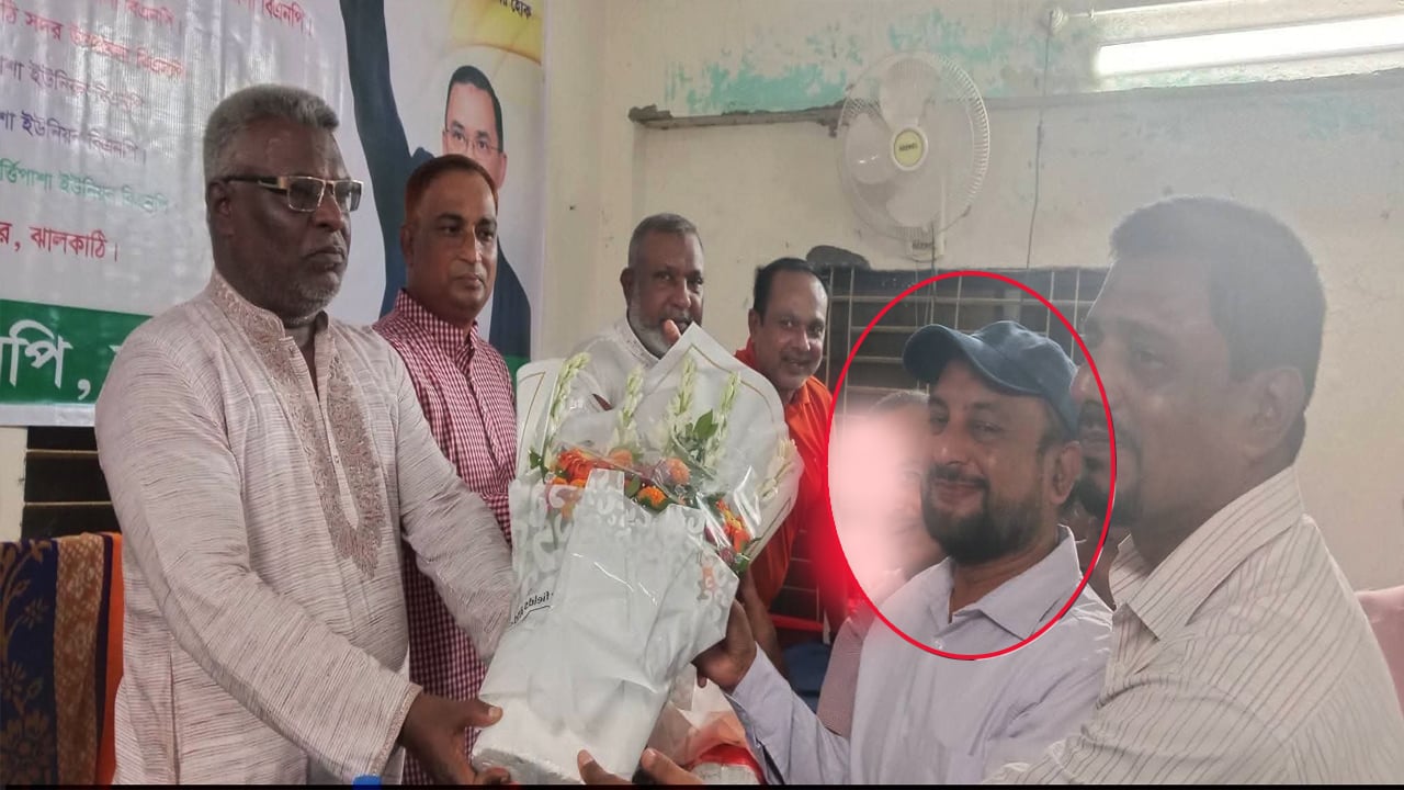 আ.লীগ নেতাকে ফুল দিয়ে বরণ করল বিএনপি নেতারা

