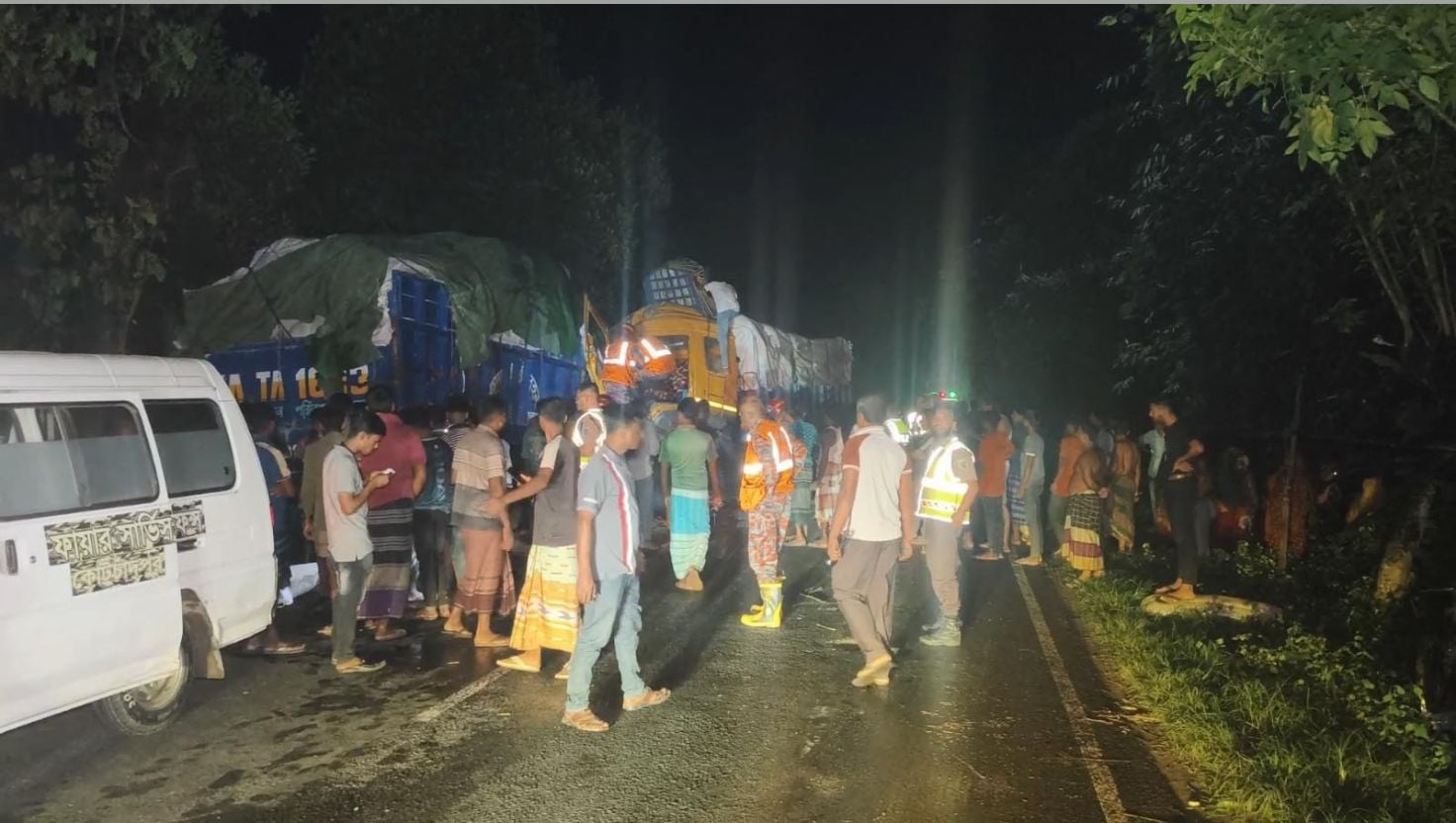 ঝিনাইদহে দুই ট্রাকের মুখোমুখি সংঘর্ষে নিহত ১ আহত ২
