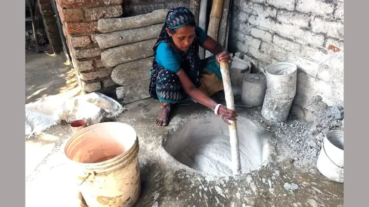 ফুলবাড়ীতে হারিয়ে যাচ্ছে ঝিনুকের চুন তৈরির শিল্প