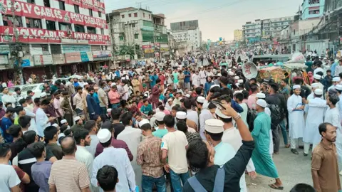 
টঙ্গীতে মহাসড়ক অবরোধ করে শিক্ষার্থীদের বিক্ষোভ