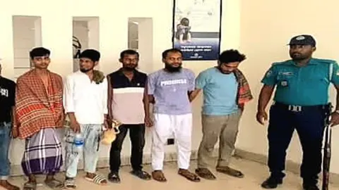 পুলিশের ওপর হামলা করে আসামি ছিনতাই, গ্রেপ্তার ৫