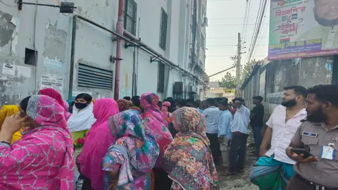 টঙ্গীতে বকেয়া বেতন ও কারখানা খুলে দেওয়ার দাবিতে পোশাকশ্রমিকদের বিক্ষোভ