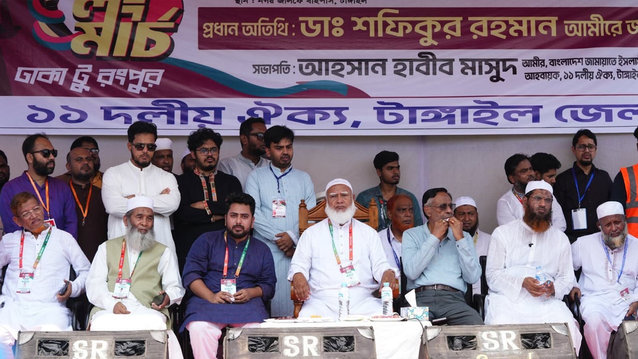 টাঙ্গাইলের নগর জালফৈ বাইপাস মোড়ে পথসভায় ১১ দলীয় ঐক্যের নেতৃবৃন্দ। ছবি: আমার দেশ