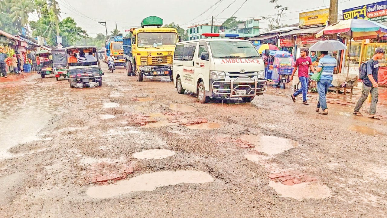 টানা বর্ষণে খানাখন্দে বেহাল বরিশাল-ঢাকা মহাসড়ক