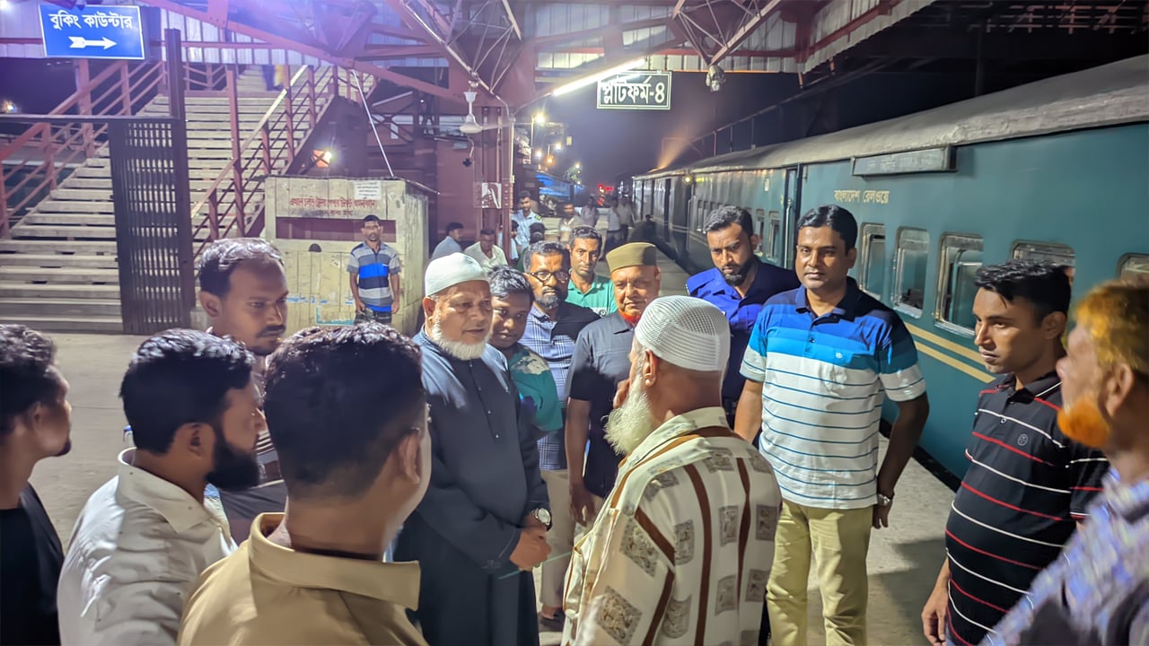 ঈশ্বরদী জংশনে মহানন্দা ট্রেনে সান্টিং ইঞ্জিনের ধাক্কা, আহত ১৫
