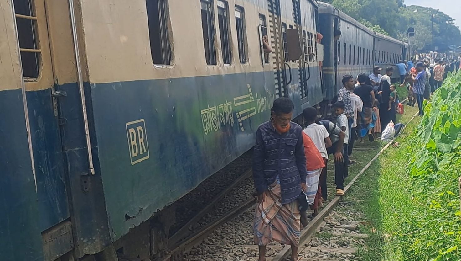 গফরগাঁওয়ে ঢাকাগামী কমিউটার ট্রেনের ৪ বগি লাইনচ্যুত