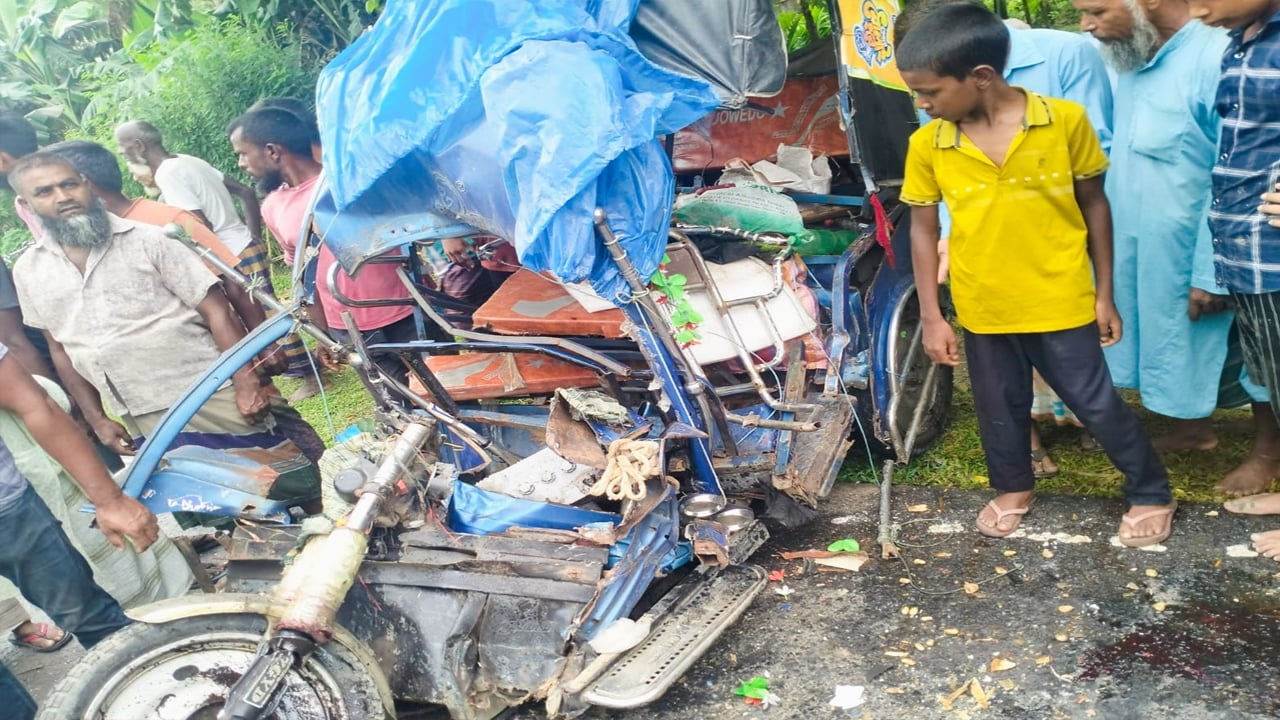 ঠাকুরগাঁওয়ে সড়ক দুর্ঘটনায় দুই নারীর মৃত্যু, আহত ৪
