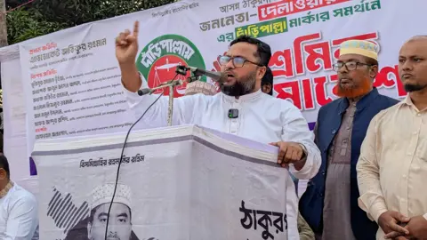 ঠাকুরগাঁওয়ে উপনির্বাচনে দাঁড়িপাল্লার পক্ষে শ্রমিক সমাবেশ
