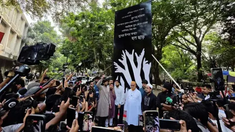গণরুম-গেস্টরুম নিপীড়নবিরোধী স্মৃতিস্তম্ভ ‘আর্তনাদ’ উদ্বোধন ডাকসুর