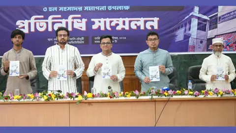 ডাকসুর ‘বহুমাত্রিক’ ও ‘হাতেখড়ি’ গ্রন্থের মোড়ক উন্মোচন