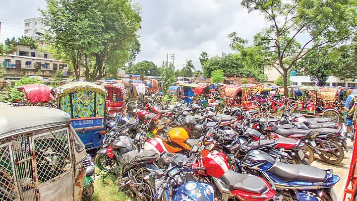 ডাম্পিংয়ে ৩৬ হাজার গাড়ি, বাড়ছে পুলিশের বোঝা