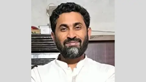 ডাসারে ভূমি অফিসের নাজির গ্রেপ্তার 
