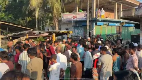 লক্ষ্মীপুরে ডাম্প ট্রাক চাপায় ভ্যানচালক নিহত, সড়ক অবরোধ