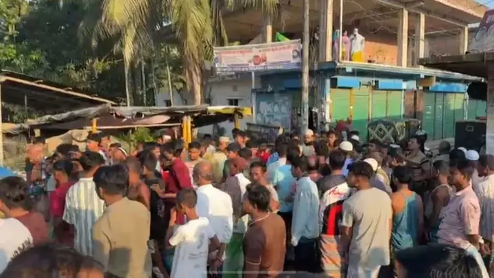 লক্ষ্মীপুরে ডাম্প ট্রাক চাপায় ভ্যানচালক নিহত, সড়ক অবরোধ