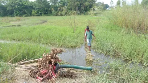শ্রীনগরে যুবদল নেতার অবৈধ ড্রেজার পাইপলাইন উচ্ছেদ