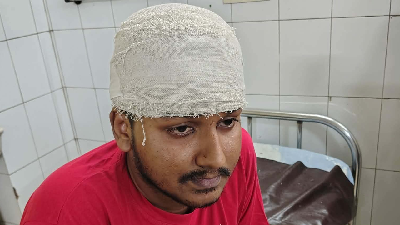 ঢাকা কলেজ শিক্ষার্থীর ওপর অতর্কিত হামলা, আহত অবস্থায় ঢামেকে ভর্তি