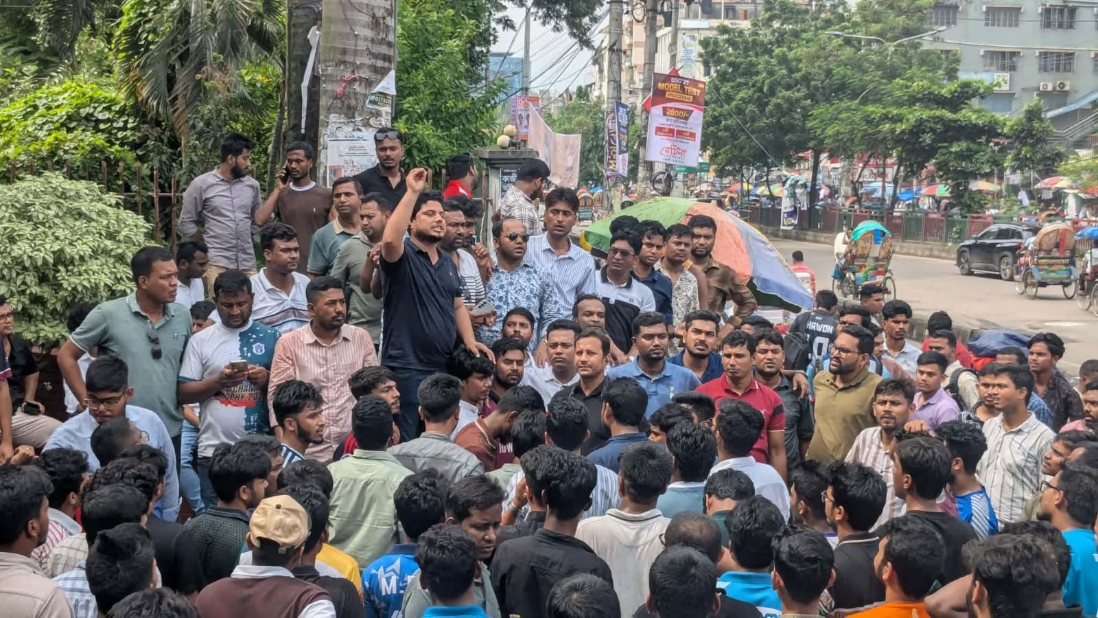 পোস্টার লাগানোকে কেন্দ্র করে ঢাকা কলেজে সংঘর্ষ, আহত কয়েকজন