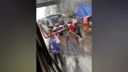 বাসে সামান্য ধাক্কাকে কেন্দ্র করে আইইউবিএটি-ঢাকা কলেজ শিক্ষার্থীদের সংঘর্ষ
